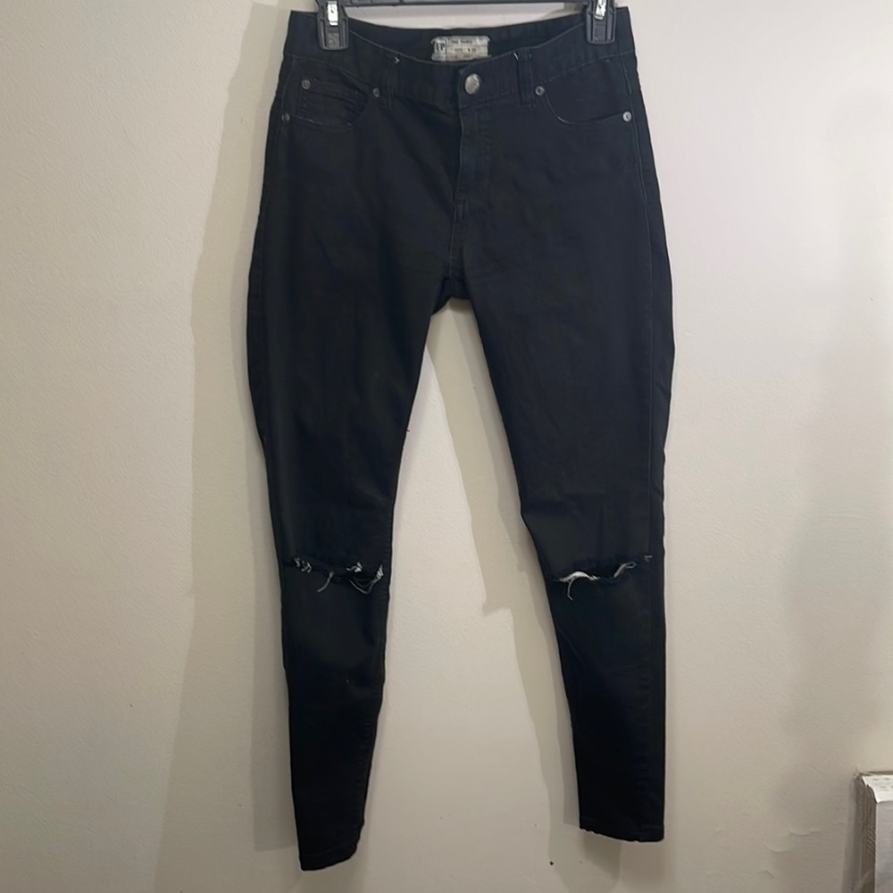 Free People Distressed Busted Knee Stretch Skinny Jeans. Size 25